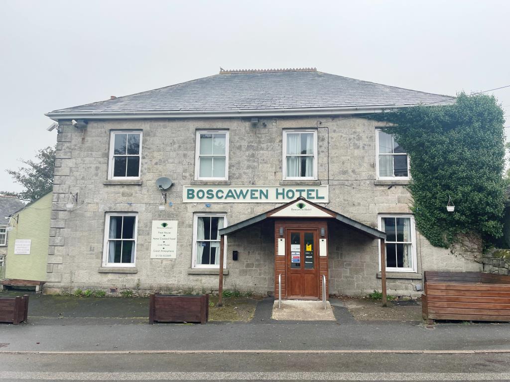 Lot: 4 - FORMER HOTEL WITH CONVERTED GRANARY BUILDING AND CAR PARK - Boscawen Hotel